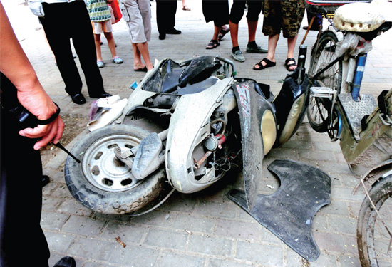 8月3日，棉紡路與六廠前街交叉口附近一輛水泥罐車突然爆胎，路邊一輛電動車被沖擊波震翻報廢
