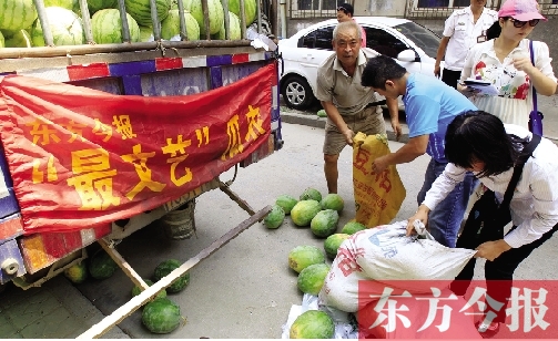 昨日，得知“最文藝瓜農(nóng)”祁老漢（左一）被困，市民紛紛購愛心瓜