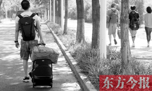 滿載著家人的希望，沿著學(xué)校的路標(biāo)，鄭州大學(xué)新生入學(xué)了，一位新生自己帶著行李來報(bào)到