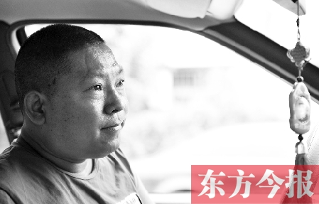 鄧太和帶父親去看病，兩天都沒打開過出租車后備廂