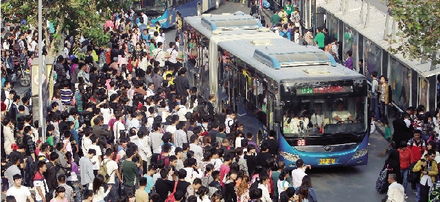 鄭州火車站，等候公交車的人們 東方今報記者 劉棟杰圖