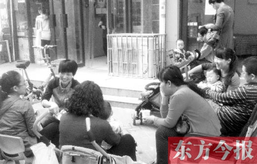 鄭州未來路附近的一家小兒推拿店，等待為孩子做推拿的家長在門口排起了隊