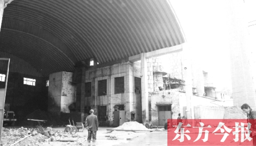 黃委會(huì)燃煤鍋爐房里幾臺(tái)機(jī)器正“整裝待發(fā)”，大煙囪拆除難