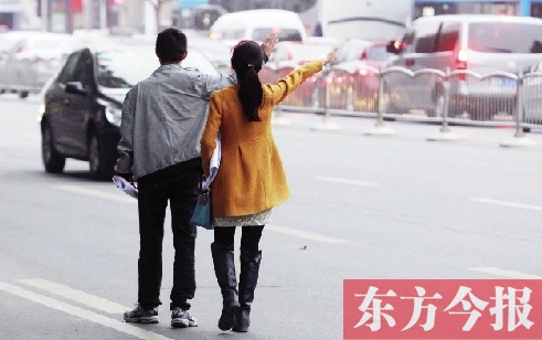 昨日下午5時30分，鄭州市花園路口公交站，一對青年正焦急等車