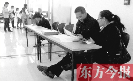 　　10月16日，鄭州市社保中心辦事大廳，新增的桌椅方便了前來辦理手續(xù)的市民