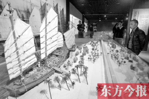 10月19日，大海的方向——西沙華光礁一號沉船寶藏展在省博物院舉行。圖為一位市民在觀看當(dāng)時（宋朝）工