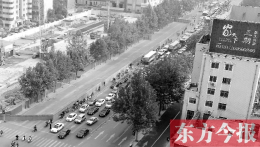 圍擋設置首日，人們騎車緩慢通行