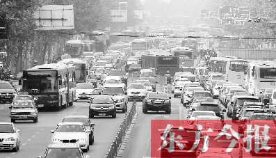 昨日下午4點，在花園路與黃河路口附近，車堵成了“一鍋粥”