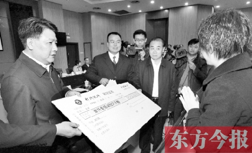 11月5日，省高院院長(zhǎng)張立勇（左三）與最高法院執(zhí)行局局長(zhǎng)劉貴祥（左一）一起將執(zhí)行款發(fā)放到當(dāng)事人手中