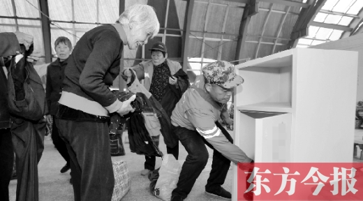 11月5日，孫德坤把棉衣送到今報的一處“愛有所衣”站點