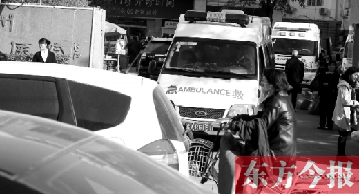 馬路上的機動車越來越多，臨著大路鄭州市第一人民醫(yī)院門口，出急診的救護車常常遭遇堵車