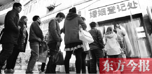 昨日，鄭州市中原區(qū)婚姻登記處等待“領(lǐng)證”的情侶們將隊(duì)伍延伸至辦事大廳大門外