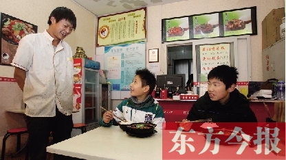 11月30日，鄭州市81中的兩位學(xué)生用勞動為自己掙了一頓中午飯，心里很高興