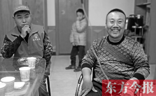12月2日，“豫殘聯(lián)盟”辦公室里，袁海軍打著點(diǎn)滴與殘疾人朋友們探討著接下來(lái)的公益事業(yè)