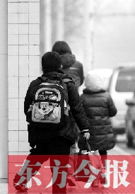 一名學生背著書包走出校門準備回家。教育部發(fā)布規(guī)定，其中明確規(guī)定教師收禮、有償補課等行為將受到相應處分