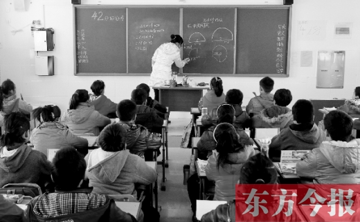 一位老師在給學生們上課。近日，教育部發(fā)布規(guī)定，再次強調(diào)“師德紅線”