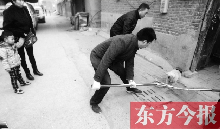 12月3日，鄭州市隴海路。執(zhí)法人員對(duì)一只“辦了證卻不系繩”的狗進(jìn)行捕捉