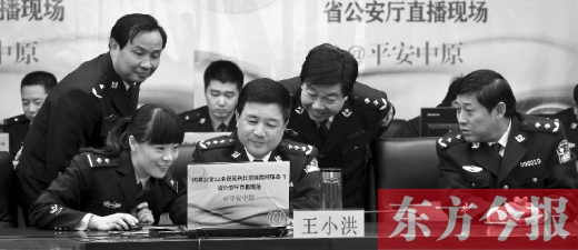 省公安廳廳長王小洪（中）和微博網(wǎng)友在進行交談，發(fā)現(xiàn)問題現(xiàn)場馬上解決