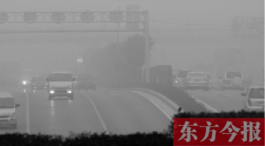 昨天早上，鄭州氣象臺發(fā)布大霧紅色預警，鄭州空氣質量也再次迎來重度污染的預警