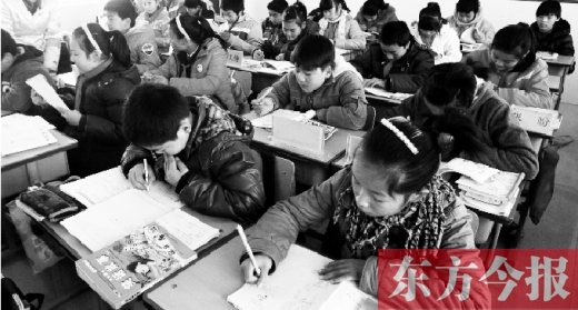 一所學(xué)校的學(xué)生們?cè)谏险n中。鄭州、新鄉(xiāng)成為國家中小學(xué)教育質(zhì)量綜合評(píng)價(jià)改革實(shí)驗(yàn)區(qū)
