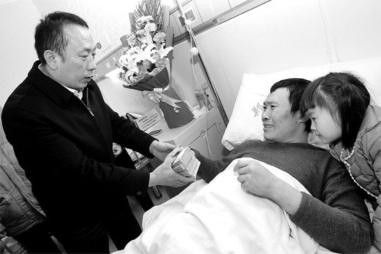 黃久生把五萬元現(xiàn)金送到李剛的病房?jī)?nèi) 黃久生把五萬元現(xiàn)金送到李剛的病房?jī)?nèi)