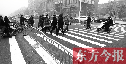 昨日，鄭州市建設路百花路口，馬路斑馬線被交通護欄隔斷