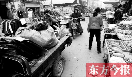 和所有的都市村莊一樣，老鴉陳也充滿著形形色色的人，窄窄的巷子因占道經(jīng)營(yíng)變得更加狹窄