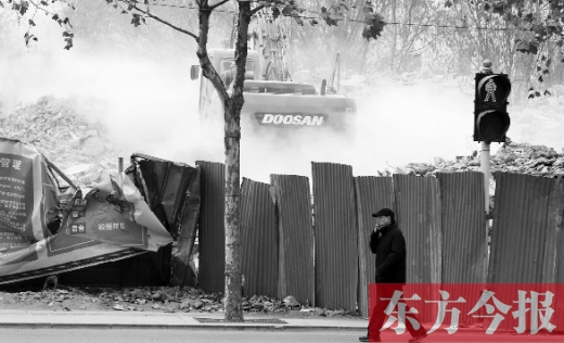 昨日，鄭州市未來(lái)路與緯四路交叉口一工地施工不除塵，加重了空氣污染
