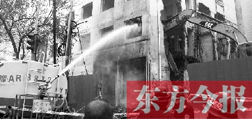 昨天早上8點(diǎn)半，鄭州市農(nóng)業(yè)路一拆遷工地，用兩臺(tái)噴水車噴水除塵，有效地阻止了施工揚(yáng)塵