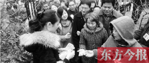 12月8日，鄭州市民排隊(duì)領(lǐng)取地鐵試乘劵。
