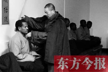 少林功夫講究禪武合一，坐禪當(dāng)然少不了,別看就是坐坐，姿勢(shì)都要師傅教