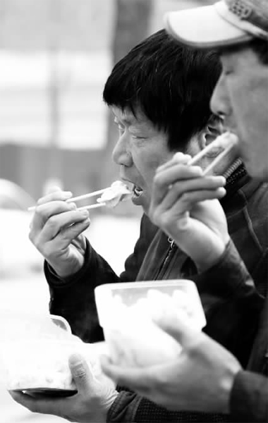 昨天，幾十名網(wǎng)友響應(yīng)王孝力的號召，送餃子給鄭州市南陽路立交橋下的務(wù)工人員