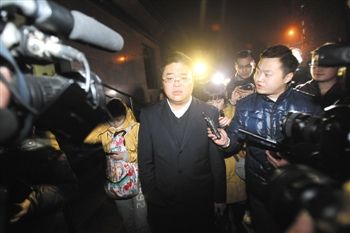 1月15日，重慶，庭審結束，張貴英的辯護律師接受媒體采訪。
