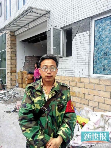 被免副鄉(xiāng)長楊成毅成災(zāi)區(qū)首位免職干部，接受新快報(bào)記者采訪時(shí)稱：“服從組織決定，大難當(dāng)前官位不要緊”