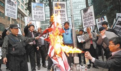  25日，首爾，韓國民眾舉行集會，抗議日本首相安倍晉三否認侵略歷史、袒護內(nèi)閣大臣參拜靖國神社。