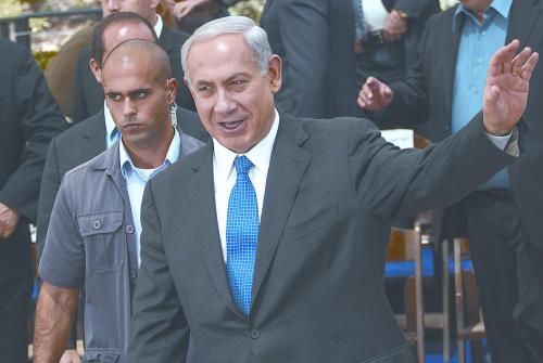 經(jīng)以總理內(nèi)塔尼亞胡主持的內(nèi)閣秘密會議決定，以空軍接連對敘利亞多處目標(biāo)實施空襲。圖為內(nèi)塔尼亞胡5日出席內(nèi)閣會議。