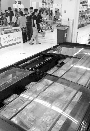 新街口某超市羊肉卷柜臺無人問津。