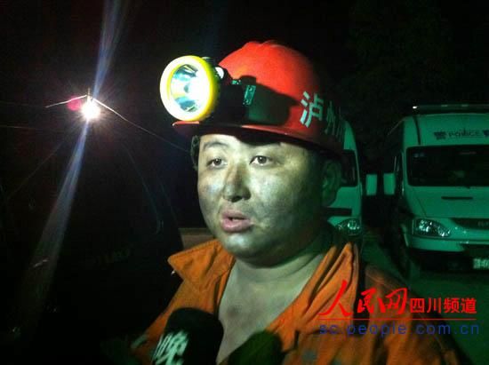 救援隊員出井時，滿臉煤灰，顯得十分疲憊。圖片為唐宗銀的隊友。（記者　李平　攝）