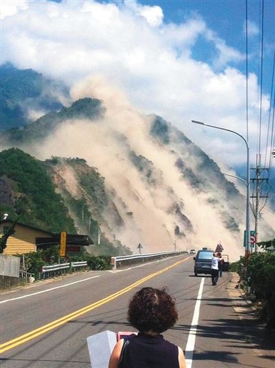 地震造成大面積山崩。網(wǎng)絡截圖