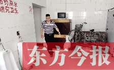 男廁中擺放的電視機(jī)、柜子、自行車等物品