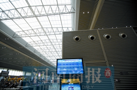 　鄭州東站三樓候車大廳，雖然空調(diào)處有涼風吹出，但陽光通過頂棚照進，導(dǎo)致整個大廳的空調(diào)制冷效果不明顯