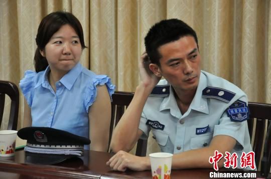 圖為參與“體驗(yàn)式執(zhí)法”的兩名城管隊(duì)員?！埱邸z