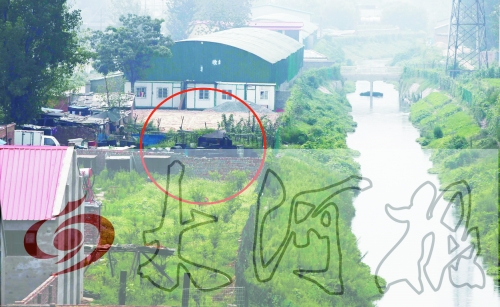 　彩虹橋西南側(cè)有一個(gè)大型地溝油加工窩點(diǎn)，廢水流入旁邊的排水渠。