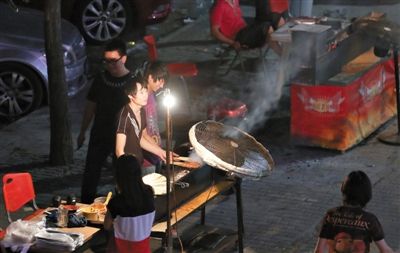 7月4日，青年路國美第一城小區(qū)附近的夜市臨街露天燒烤攤。