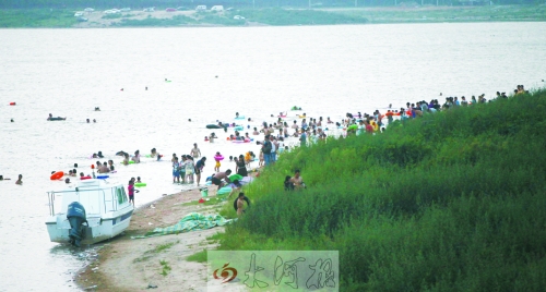 龍湖成為“第一浴場”，對市民是堵還是疏值得探討。
