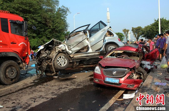 　　8月27日，四川宜賓城區(qū)濱江環(huán)線公路發(fā)生一起3車連環(huán)相撞的交通事故，已致4死2重傷。目前，2名重