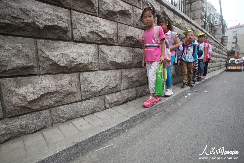2013年09月11日，濟南運署街上，小學(xué)生走史上“最窄人行道”上學(xué)。圖片來源：CFP