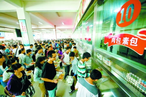 食堂的飯菜漲價(jià)再次成為學(xué)生熱議的話(huà)題之一