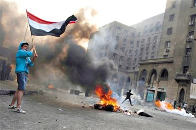 6日，穆爾西和穆兄會的支持者在開羅街頭示威，與警方發(fā)生沖突。消失了三個多月的前總統(tǒng)穆爾西將于下月受審。