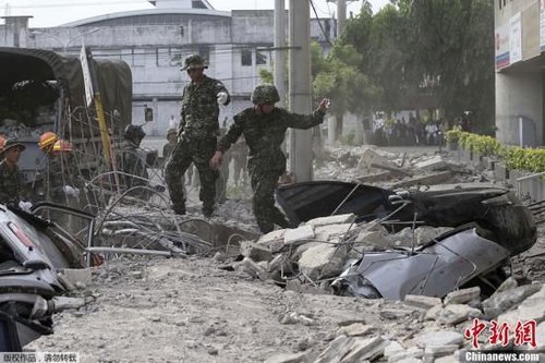 10月15日，菲律賓中部地區(qū)發(fā)生7.2級(jí)地震，災(zāi)情持續(xù)擴(kuò)大，菲官方稱(chēng)地震已造成宿務(wù)、保和等省份數(shù)十人遇難，數(shù)百人受傷，大批建筑物受損。圖為菲律賓軍方在搜救被困者。